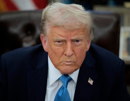 Începe era războaielor comerciale: Trump taxează cu 25% importurile din Canada, Mexic și China. Trudeau anunță și el tarife similare