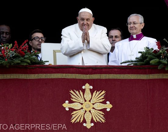 Papa Francisc s-a întors la Vatican după mai bine de o lună de spitalizare, dar rămâne departe de privirile publicului