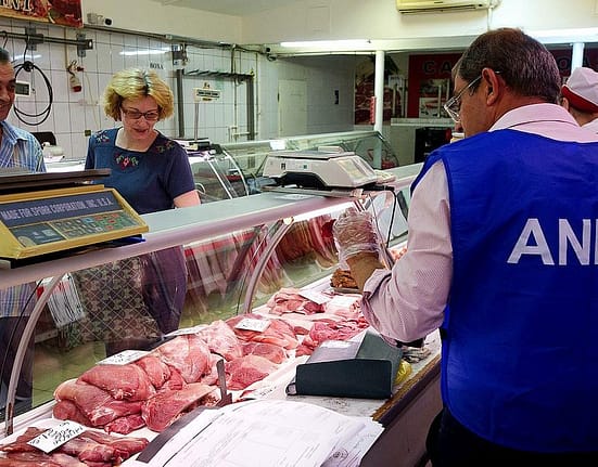 Gândaci, alimente neconforme și mizerie la mai multe restaurante dintr-un mall din sectorul 6
