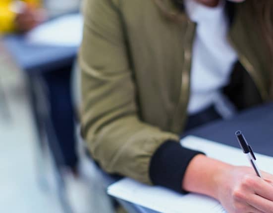 „Perle” la simularea de la Evaluarea Națională. „Autorul se ia de soare, că de ce l-a supărat?”