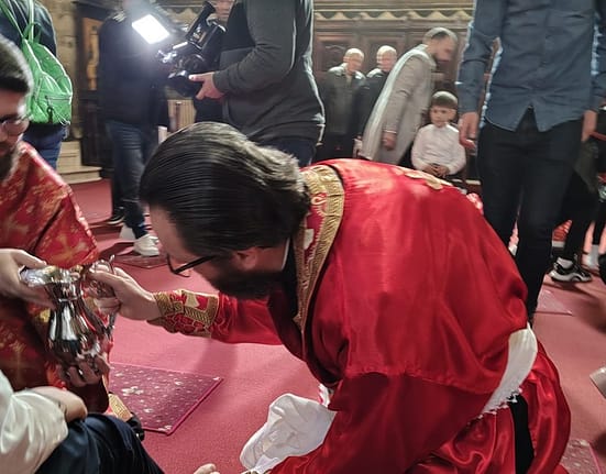 Momentul emoționant al spălării picioarelor din Joia Mare, la Arhiepiscopia Dunări de Jos. Tradiție veche de 2.000 de ani