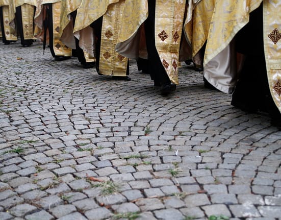 Un fenomen mondial: mulți oameni renunță la religia în care au crescut. Sondajele făcute în 36 de țări arată că creștinismul și budismul au cele mai mari pierderi