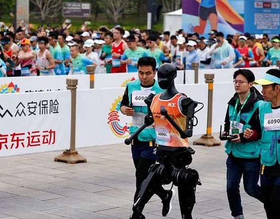 Roboți umanoizi au concurat, în premieră, împotriva oamenilor, la un semimaraton din China