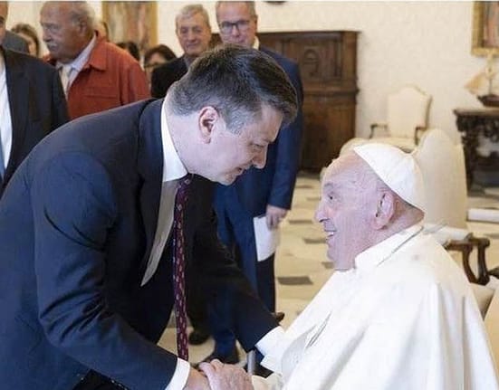 Strălucirea ochilor care ascultă