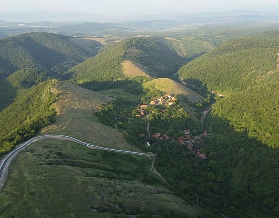 Locurile din Ținutul Pădurenilor care dau fiori. Craterul gigant, satele haiducilor, fosta bază militară secretă
