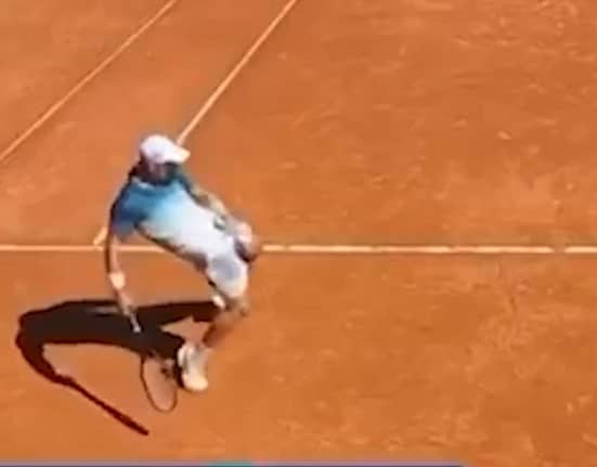 Demență la un turneu de tenis din Spania: un jucător rus și-a ieșit din minți și a făcut gesturi obscene către arbitru