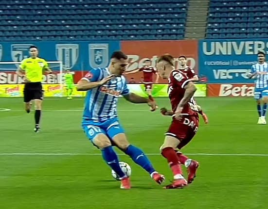 E sigur că Rapid trebuia să primească penalty în Bănie: „Neglijență a fundașului!”
