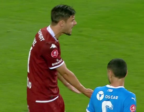 Conflict pe teren! Doi jucători de la Rapid s-au certat în timpul meciului cu Universitatea Craiova
