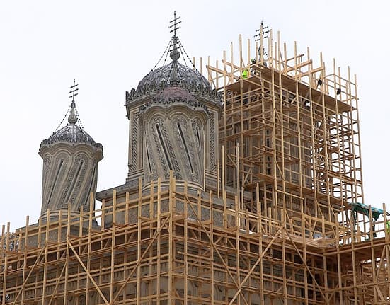 Bijuteriile spirituale ale Argeșului, în restaurare: Mănăstirea Curtea de Argeș și Biserica Domnească primesc o nouă viață
