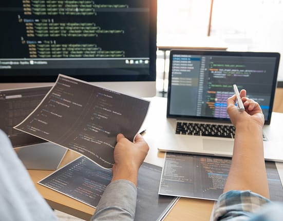 Șeful Microsoft spune că aproape 30% dintre liniile de cod din produsele companiei sunt scrise de AI
