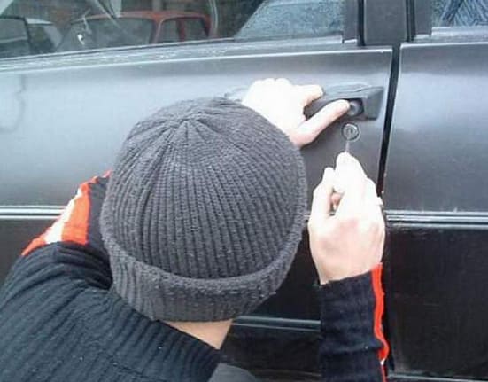 Trei tineri, doi dintre ei minori, cercetați pentru că au dat mai multe spargeri de autoturisme