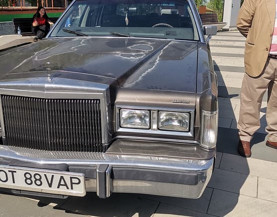 Cum arată „mașina președinților”, bătrâna Minerva. Retro Parada Primăverii a adus mașini de legendă în Slatina