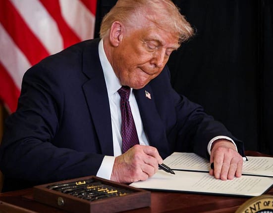 Continuă cenzura Casei Albe: Trump taie finanțarea pentru posturile NPR și PBS