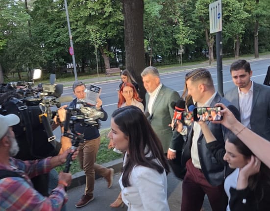 Ce i-a strigat Moșteanu (USR) lui Ciolacu (PSD) înainte de publicarea exit poll-urilor, în plină stradă