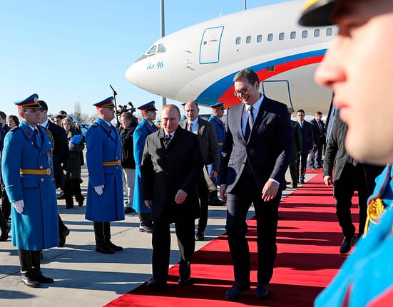 Zborul lui Aleksandar Vucic spre Moscova, deviat de urgență din cauza haosului provocat de dronele ucrainene