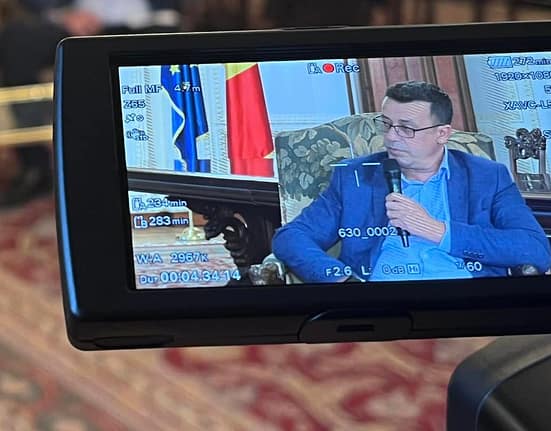 Ce se întâmplă în culisele România TV în timpul emisiei oprite. Ciutacu a publicat imaginea zilei