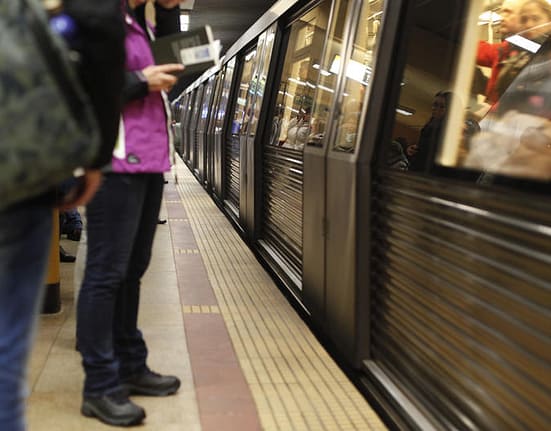 Incendiu la metrou, în București, circulație pe un singur fir.  Mai multe persoane evacuate, ca măsură de precauție. Pompierii au intervenit