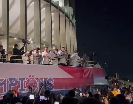 Nebunie în București! FCSB a declanșat fiesta pe străzi cu trofeul de campioană: manele în autocar și paradă triumfală