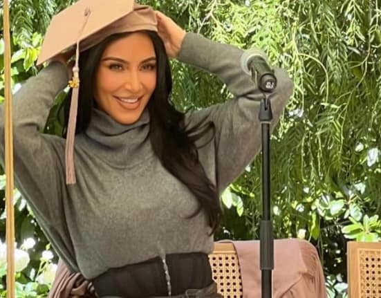 La 44 de ani, Kim Kardashian a absolvit Dreptul