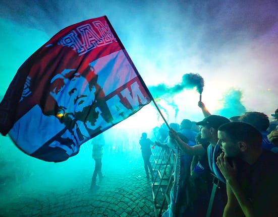 Imagini senzaționale de la Napoli » NEBUNIE în oraș în ziua în care clubul a luat al patrulea titlu din istorie