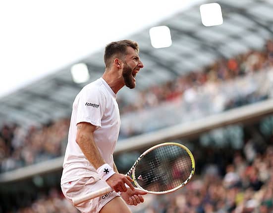 Lovitura zilei la Roland Garros! Și-a aruncat racheta pe zgură și a sărbătorit cu fanii
