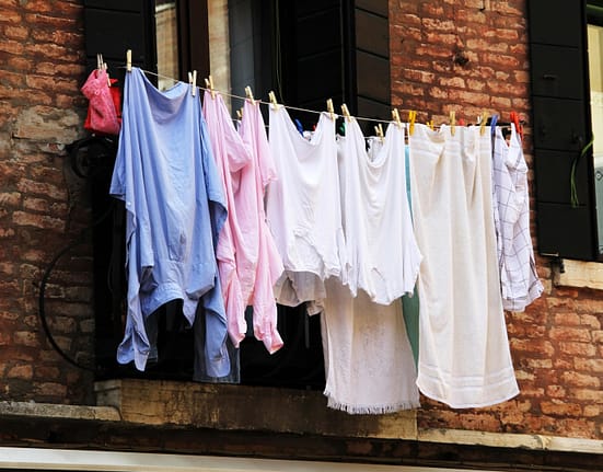 Orașul din România unde nu-ți mai poți usca rufele pe sârmă, la vedere. Amenzi de până la 1.500 lei