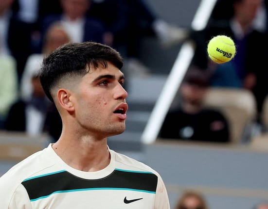 Roland Garros 2025 | Alcaraz, „moștenitor” la tronul lui Nadal cu stil de Federer. Sute de mii de oameni au văzut noua lovitură inventată