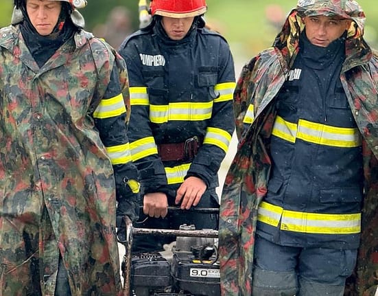 Sute de persoane evacuate și mai multe drumuri și căi ferate afectate în urma condițiilor meteo