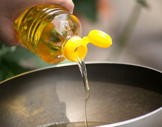 Ce să faci dacă ai pus prea mult ulei în mâncare? Trucul cu pâinea uscată care te salvează