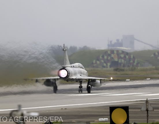 O patrulă de avioane de luptă franceze au conturat emblema Ucrainei în timpul unui zbor deasupra Mării Negre