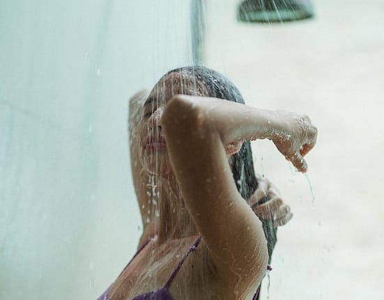 Ce să nu faci niciodată după duș și cum să ai o piele sănătoasă pe termen lung, potrivit dermatologilor