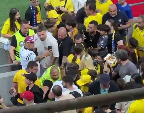 Atracția principală! Radu Drăgușin, ”asaltat” la pauza meciului România