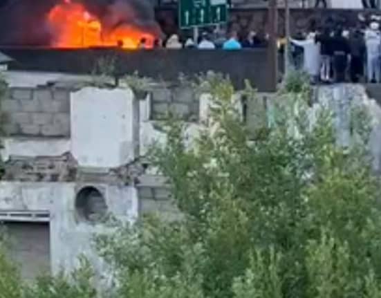 Românii din Irlanda de Nord, victimele violențelor extreme. Li se incendiază casele și afacerile. „Copiii mă întrebau de ce suntem atacați”