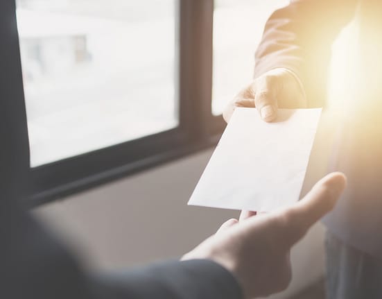După ce o studentă i-a lăsat unei profesoare banii colectați de la colegi, în birou au dat buzna procurorii DNA. „Ne-am întors la școală și toți erau acolo”