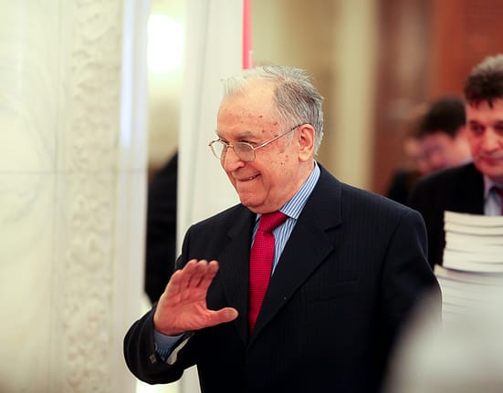 Tratament personalizat. Iliescu are cancer pulmonar. De ce medicina nu mai întreabă „câți ani ai?”, ci „ce mutație ai?”