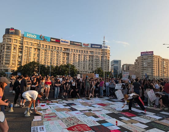 Protest de amploare în București după ce încă o femeie a fost ucisă: „Nu e o dramă de familie. E femicid!”