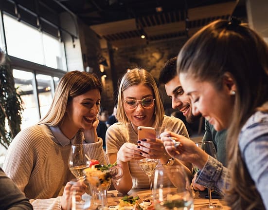 Ieșiri mai puține, așteptări mai mari. Cum s-a schimbat relația românilor cu restaurantele