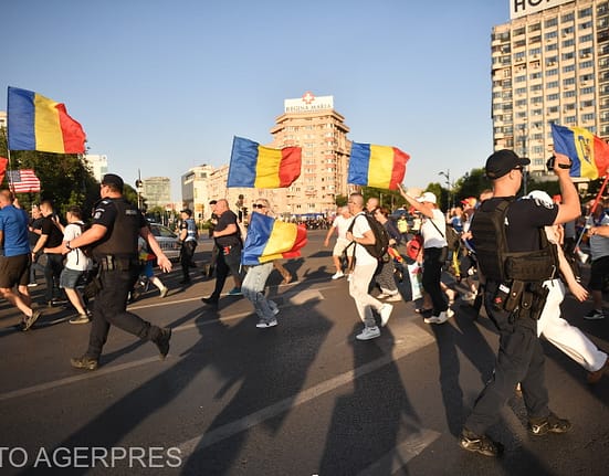 Scandal la protestul AUR. Manifestanţii au forţat cordonul de jandarmi