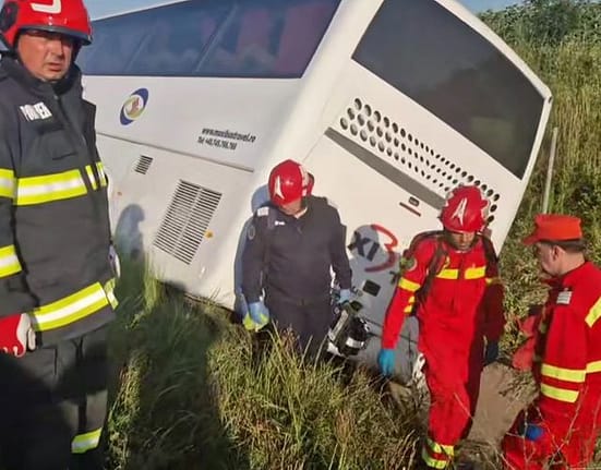 Accident grav pe Autostrada Soarelui: autocarul răsturnat transporta o echipă de baschet de copii » Un adult decedat, doi minori în stare gravă