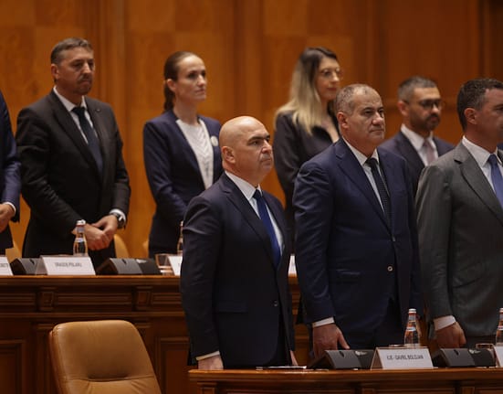 Cât să ne enervăm pe Guvernul cu 5 vicepremieri și de ce mereu miroase a parfum când compari cu mucegai