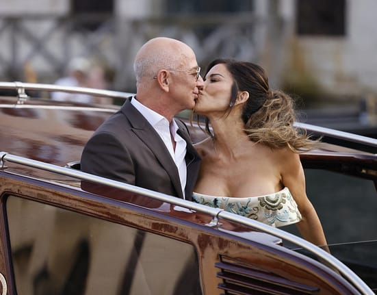 FOTO Jeff Bezos şi Lauren Sanchez s-au căsătorit. Mireasa a ales o rochie Dolce & Gabbana