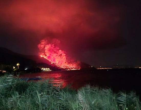 Incendiu puternic în insula Thassos, unde mulți români își petrec vacanța. Pompierii pot interveni doar terestru – VIDEO