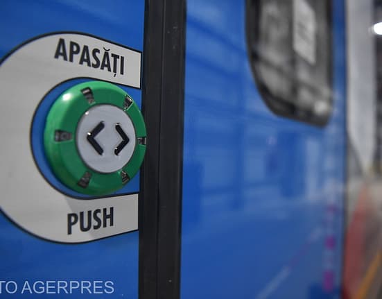 Tren electric nou, vandalizat la nici un an de la introducerea în circulație: „Nu au un minim respect”