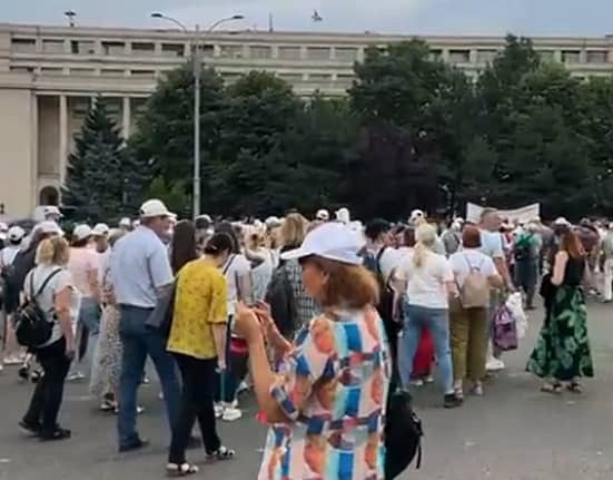 Sindicaliștii protestează în Piaţa Victoriei faţă de măsurile fiscale: „Afectează capacitatea de administrare a fondurilor europene”