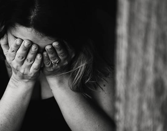 O româncă din Italia a găsit puterea să-și denunțe fostul iubit, după ani de abuzuri și imagini intime publicate pe internet
