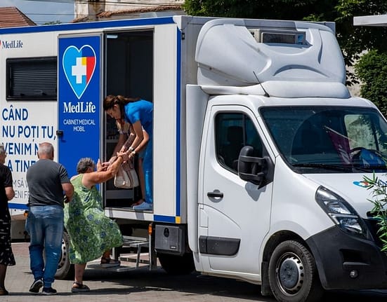 MedLife continuă să susțină comunitățile vulnerabile: peste 300 de locuitori din satele din Brașov și Alba au beneficiat de analize și consultații medicale gratuite în doar 6 zile, prin proiectul Caravana cu Sănătate