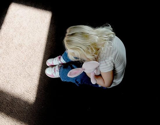 Fetiță supusă unui ritual de „exorcizare” de către mama sa. Femeia, anchetată penal și internată într-un spital de psihiatrie