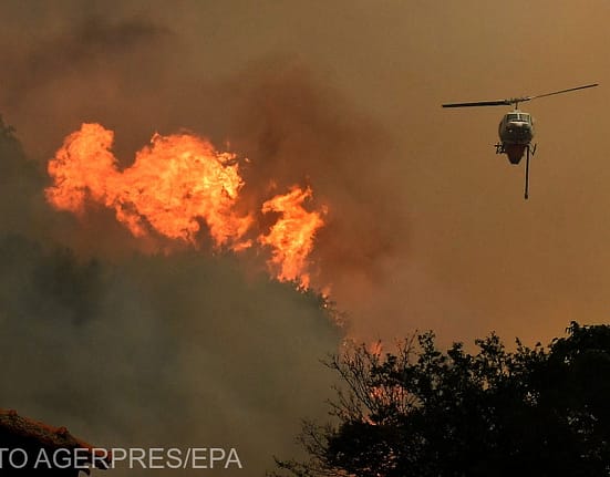 Incendiile de vegetație cuprind Balcanii. Mii de persoane evacuate și locuințe distruse de flăcări