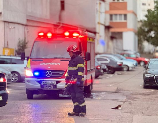 Viituri și copaci căzuți în șase județe din țară. Două persoane salvate de pompieri după ce pârâuri au ieșit din matcă