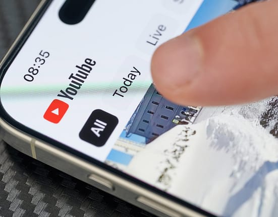 „Un pas important”: Australia devine prima țară din lume care va bloca accesul tinerilor la YouTube